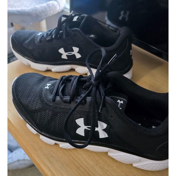 Under Armour Woman's UA Charged Assert 8 Running Shoes 8.5 Black Like New - Picture 4 of 8